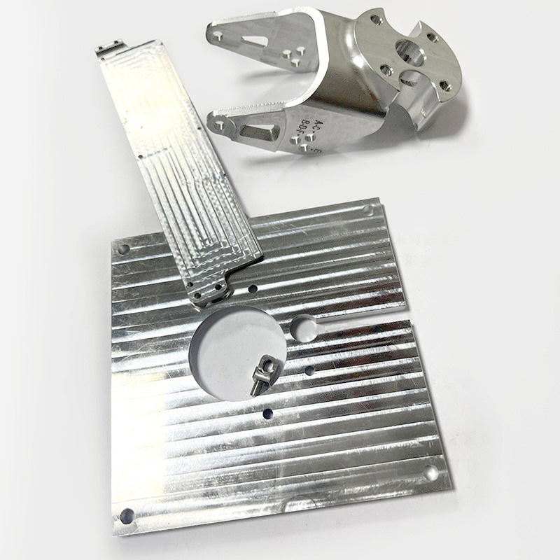 Machined aluminium finned heat sink plate with two mounting brackets &ndash; GY Machining