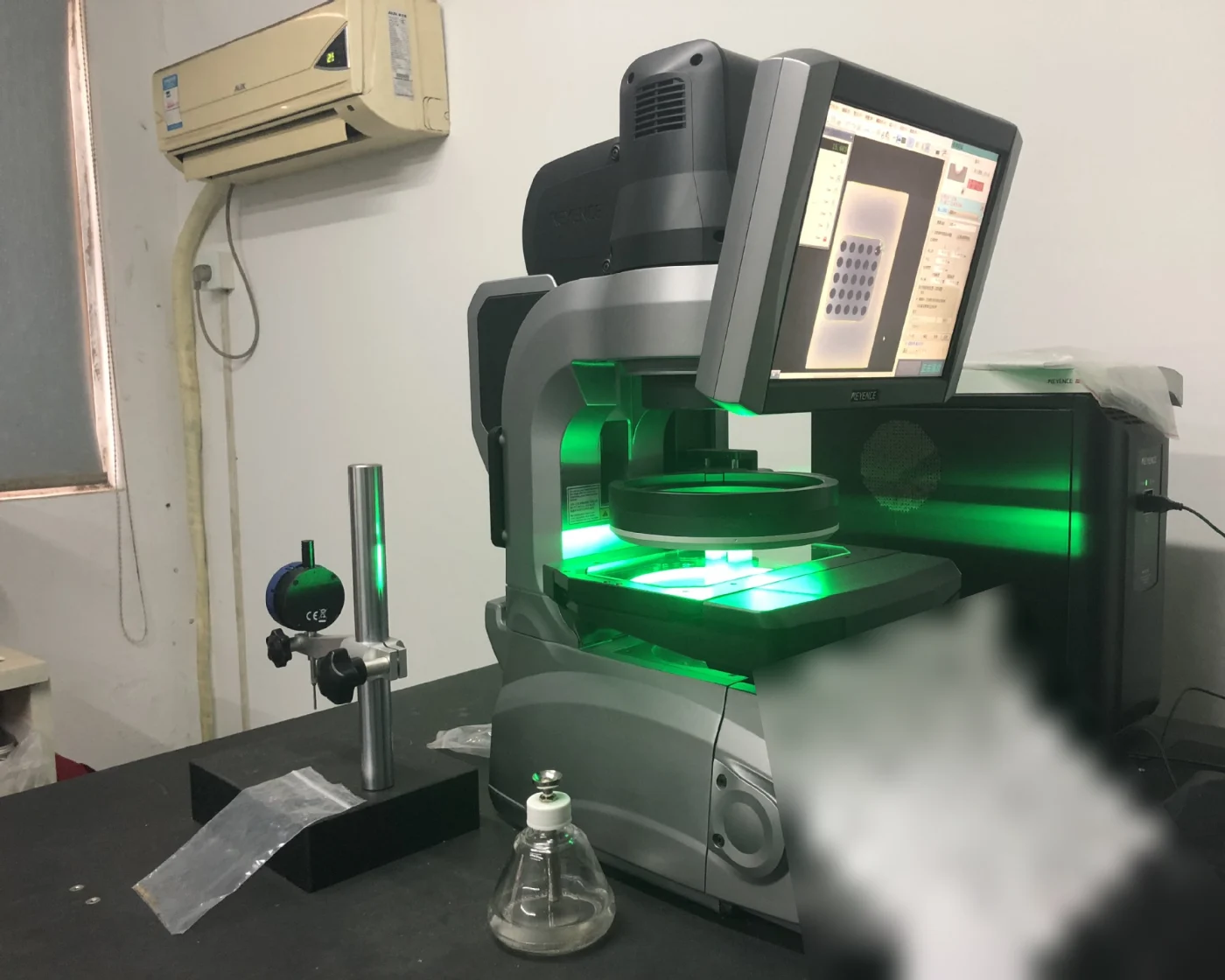 Keyence IM-7020 image dimension measurement system in the measuring room