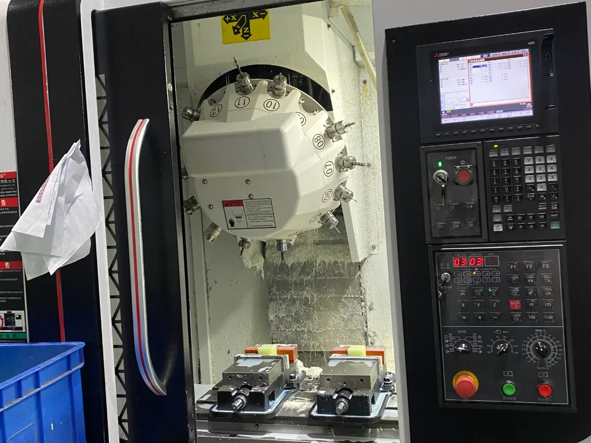 Vertical machining centre with tool changer and twin vises – GY Machining